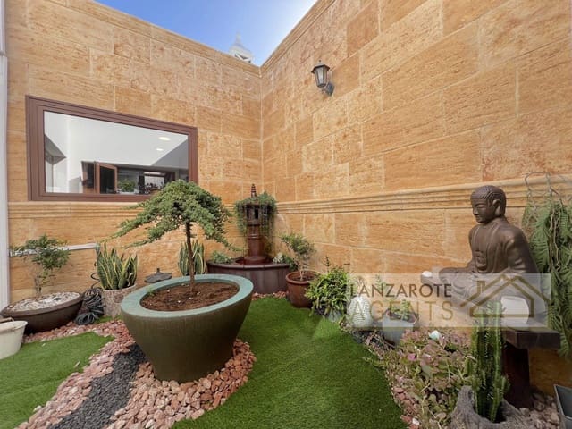 3 soveværelse Villa til salg i Playa Blanca, Yaiza med swimmingpool - € 715.000 (Ref: 8802499)