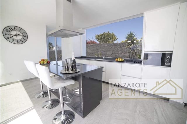 4 Zimmer Villa zu verkaufen in Playa Blanca, Yaiza - 1.350.000 € (Ref: 8813445)