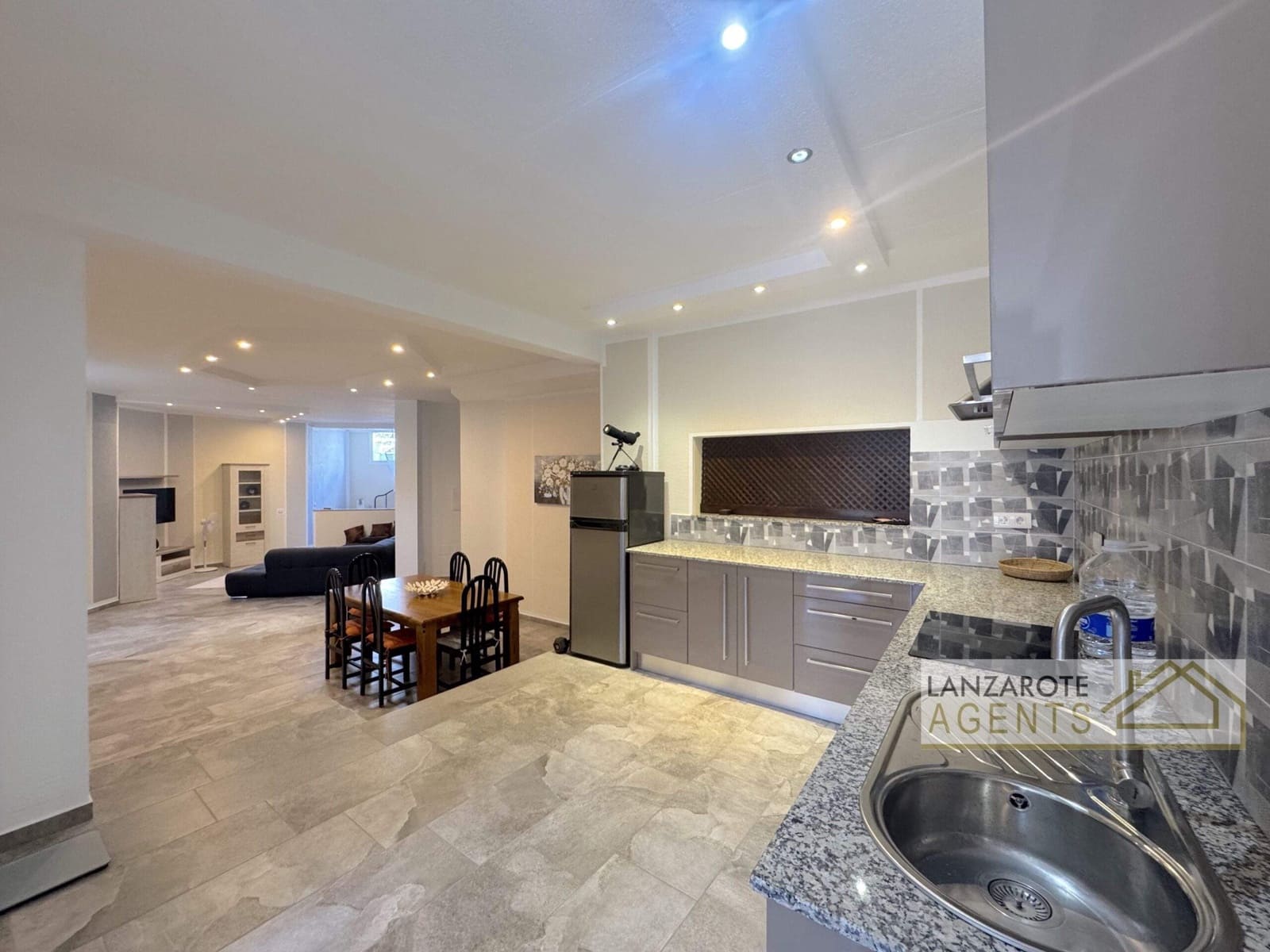 4 slaapkamer Halfvrijstaande villa te koop in Playa Blanca - € 529.000 (Ref: 8960893)