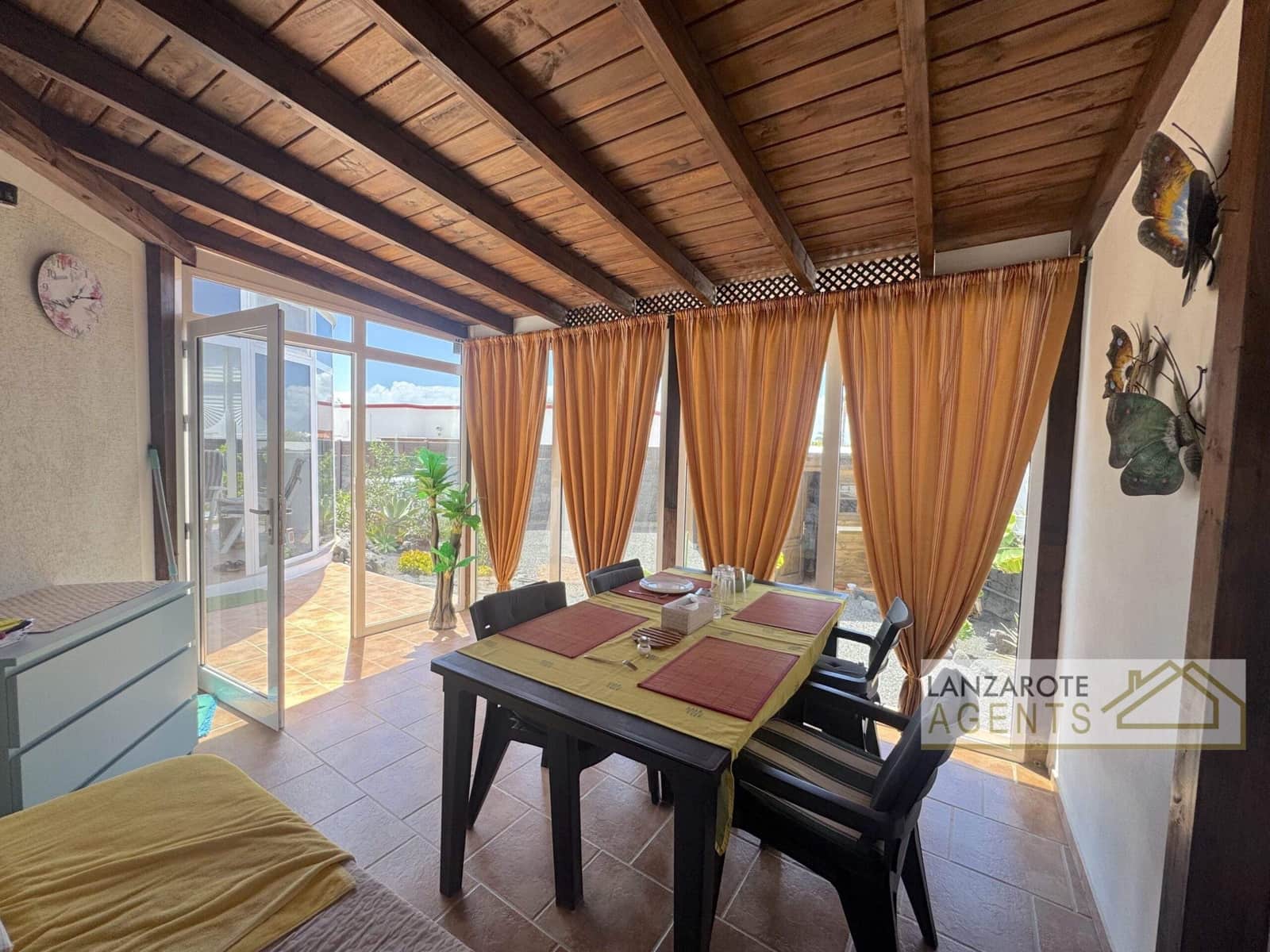 4 slaapkamer Halfvrijstaande villa te koop in Playa Blanca - € 529.000 (Ref: 8960893)
