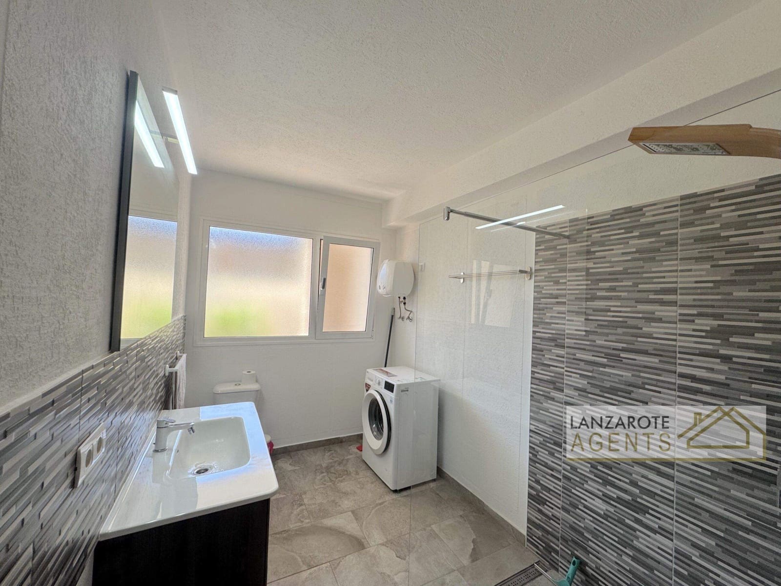 4 slaapkamer Halfvrijstaande villa te koop in Playa Blanca - € 529.000 (Ref: 8960893)