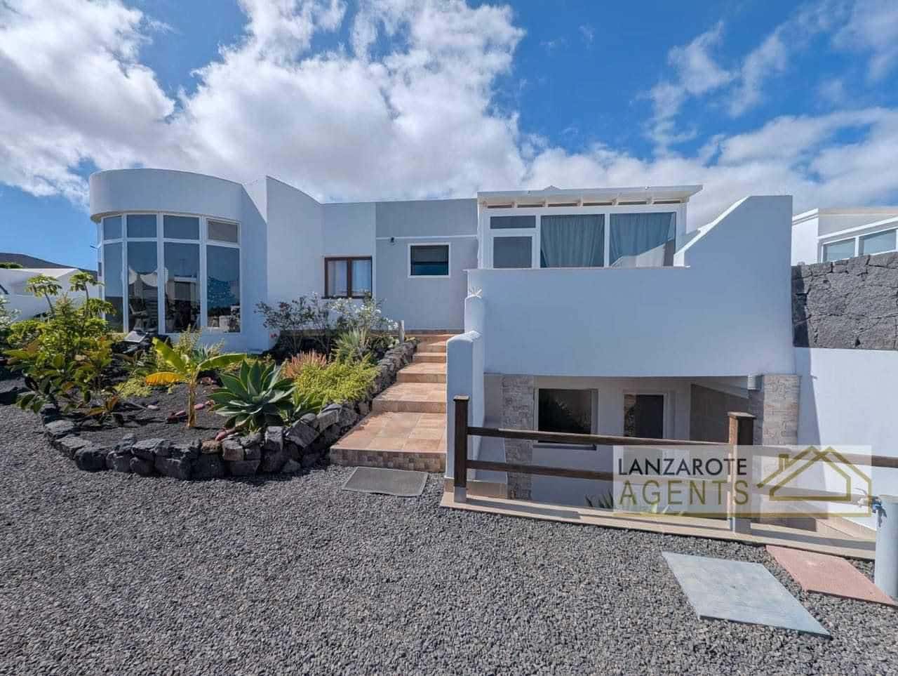 4 slaapkamer Halfvrijstaande villa te koop in Playa Blanca - € 529.000 (Ref: 8960893)