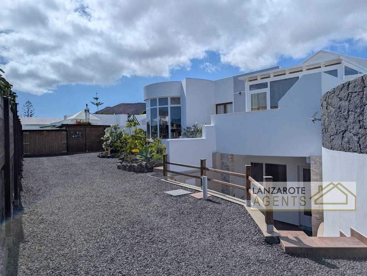 4 slaapkamer Halfvrijstaande villa te koop in Playa Blanca - € 529.000 (Ref: 8960893)