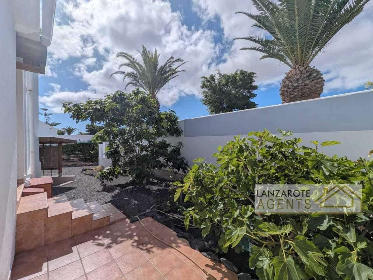 4 slaapkamer Halfvrijstaande villa te koop in Playa Blanca - € 529.000 (Ref: 8960893)