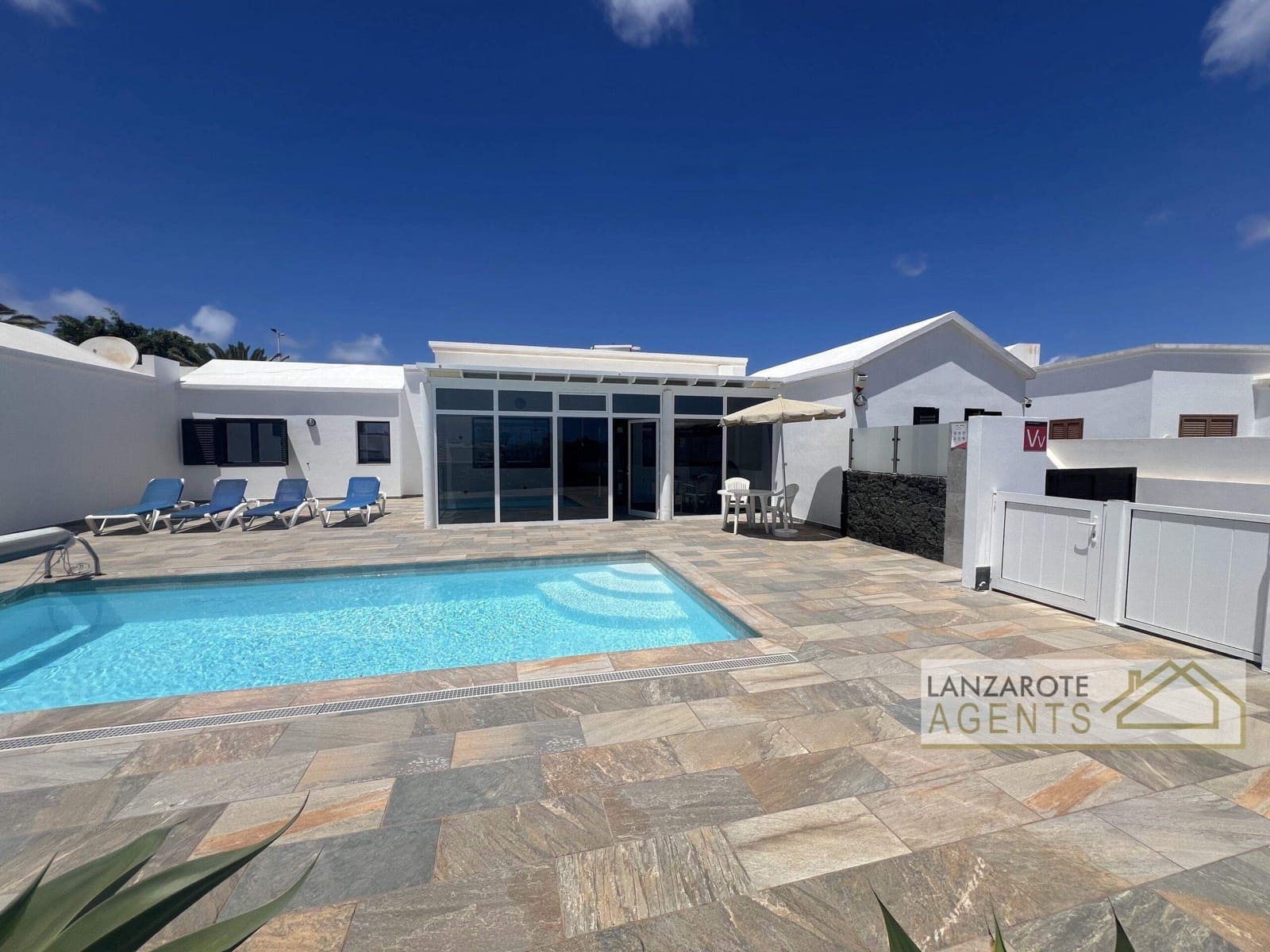 4 bedroom Villa for sale in Playa Blanca - € 595,000 (Ref: 8981837)
