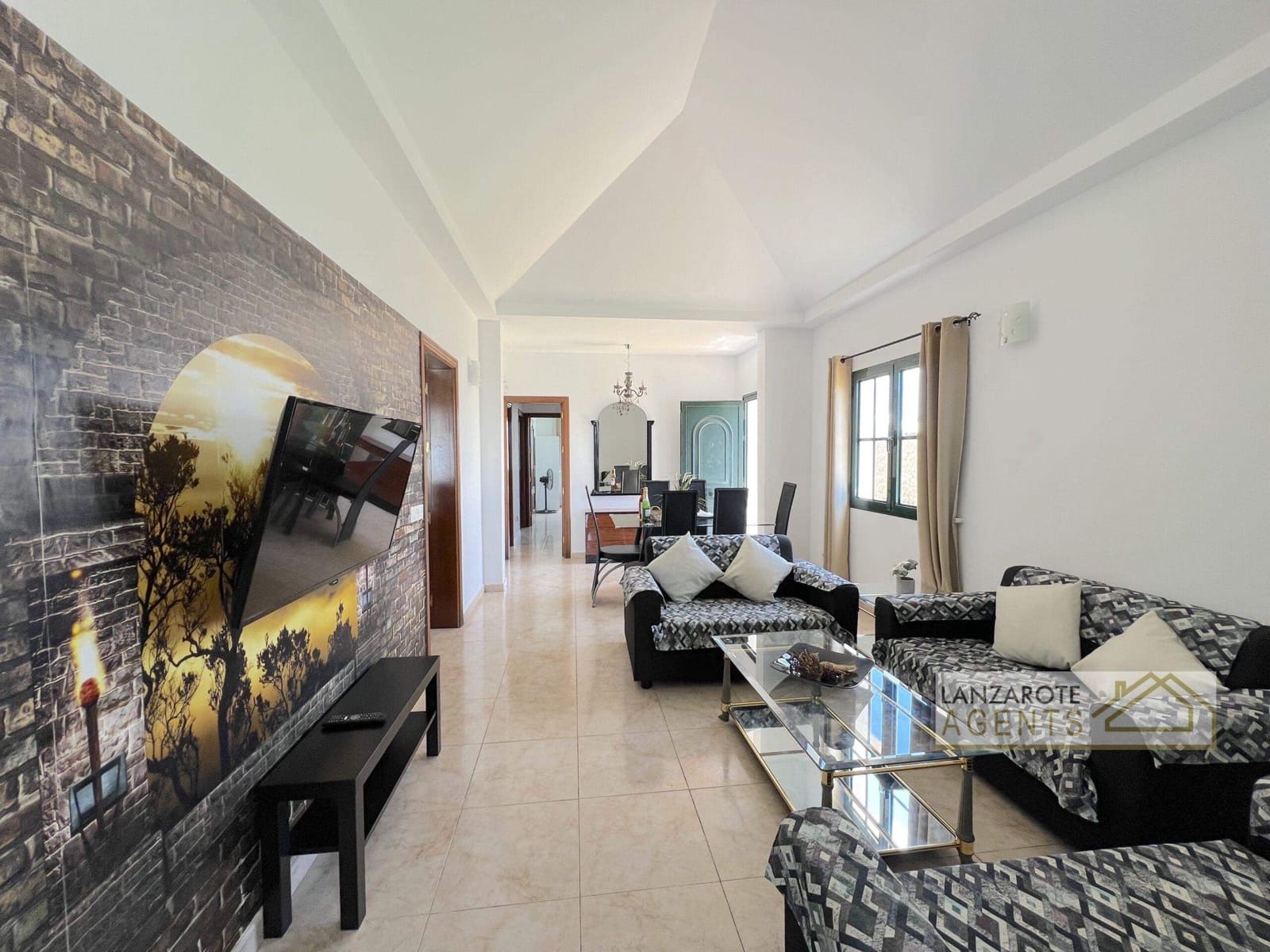 6 bedroom Villa for sale in Playa Blanca with pool - € 645,000 (Ref: 8997721)