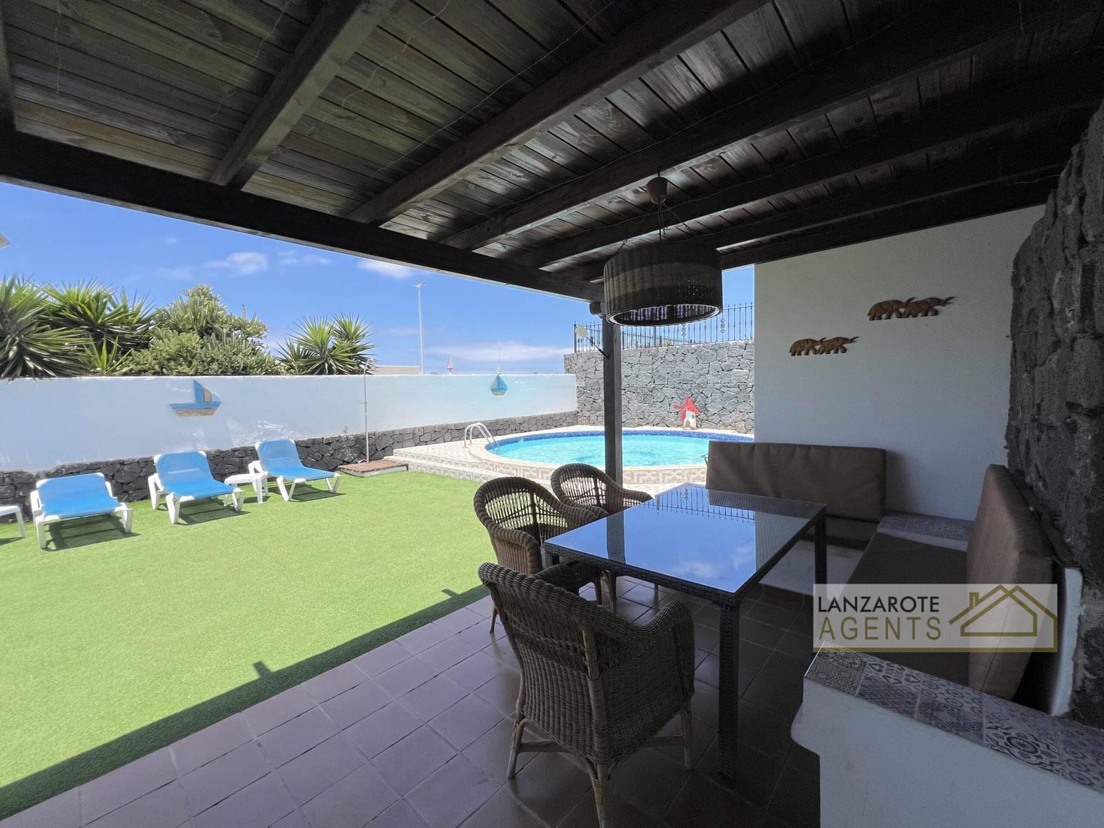 6 bedroom Villa for sale in Playa Blanca with pool - € 645,000 (Ref: 8997721)