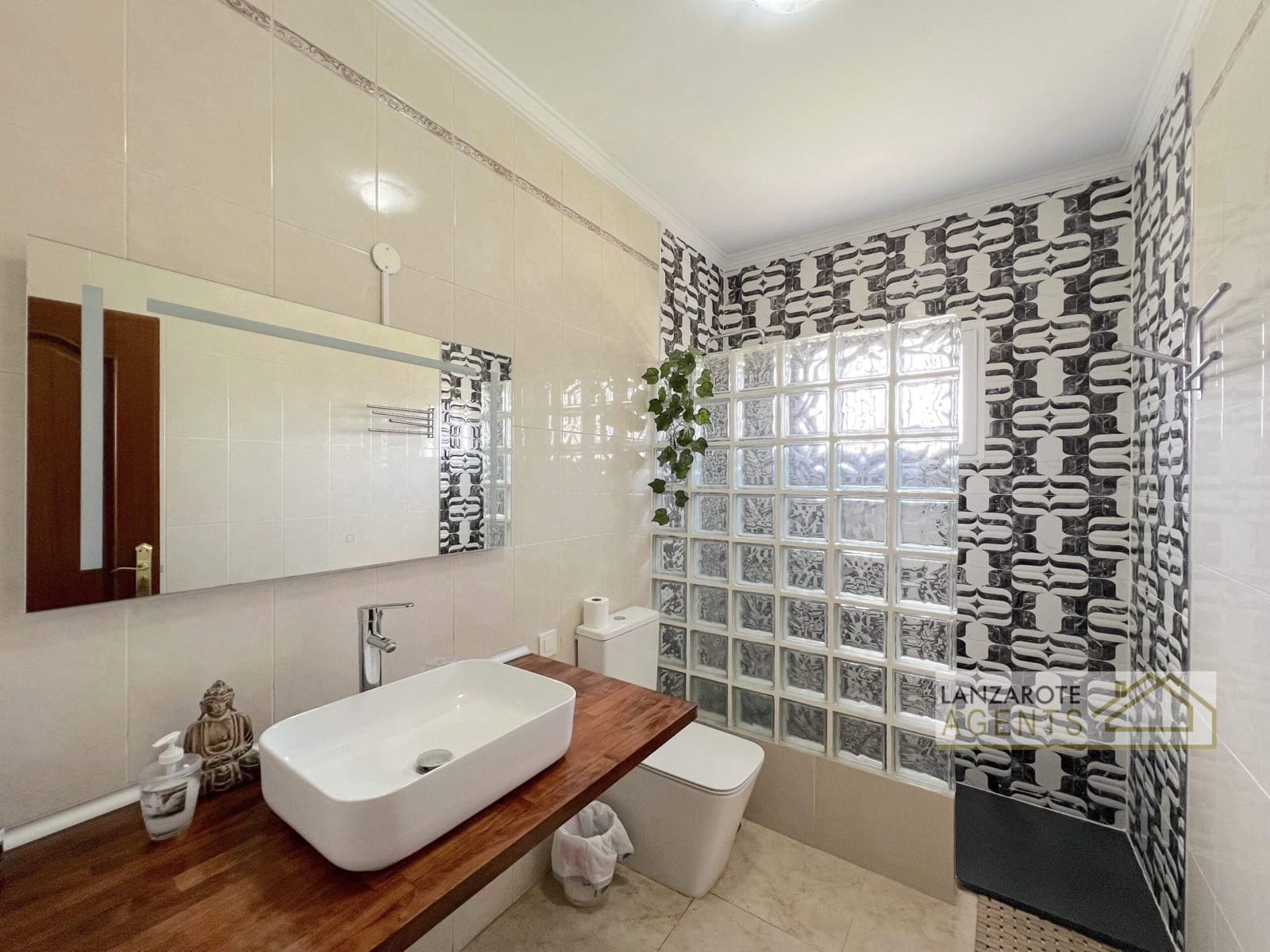 6 bedroom Villa for sale in Playa Blanca with pool - € 645,000 (Ref: 8997721)