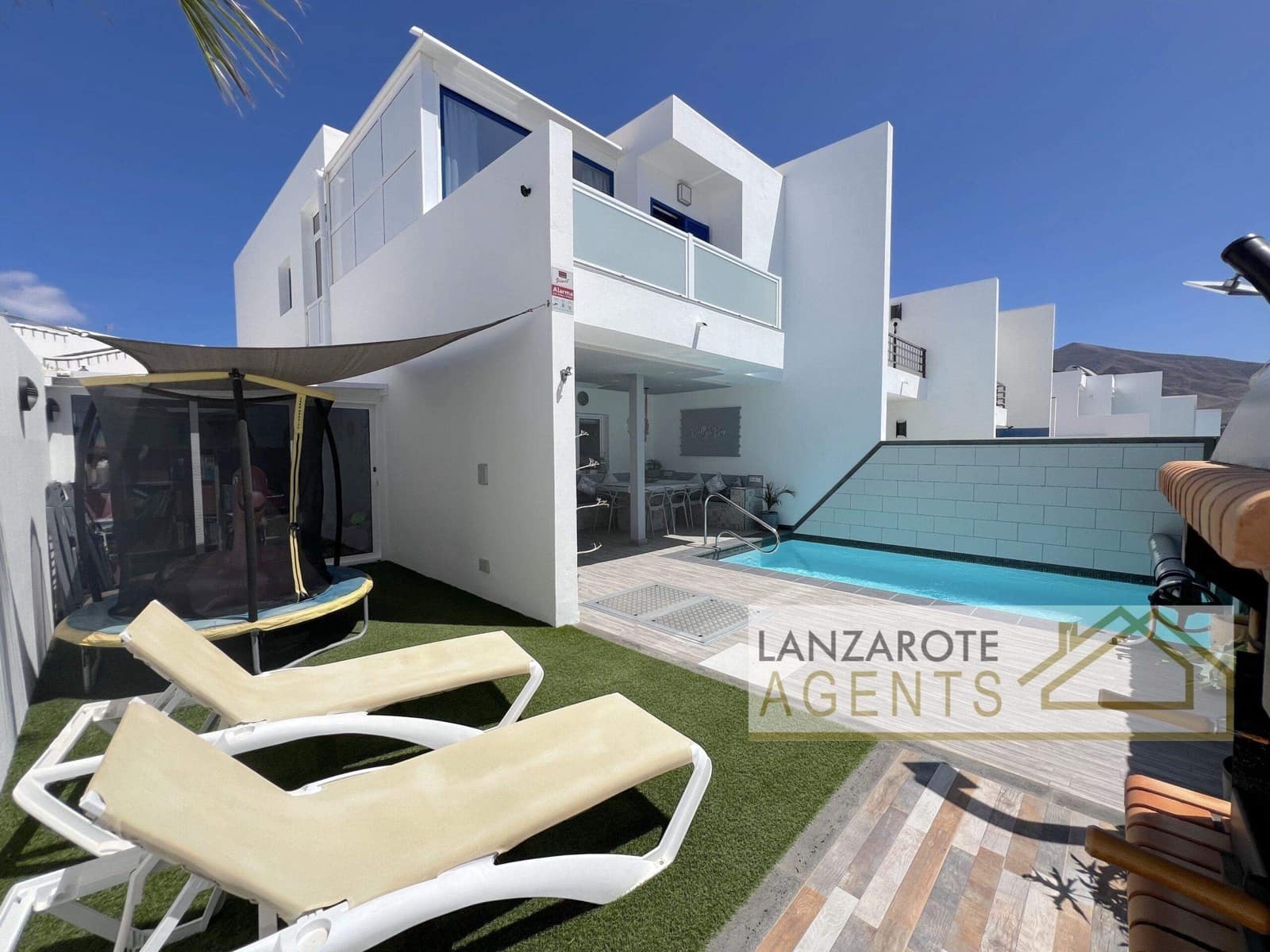 4 bedroom Villa for sale in Playa Blanca with pool garage - € 485,000 (Ref: 9082802)