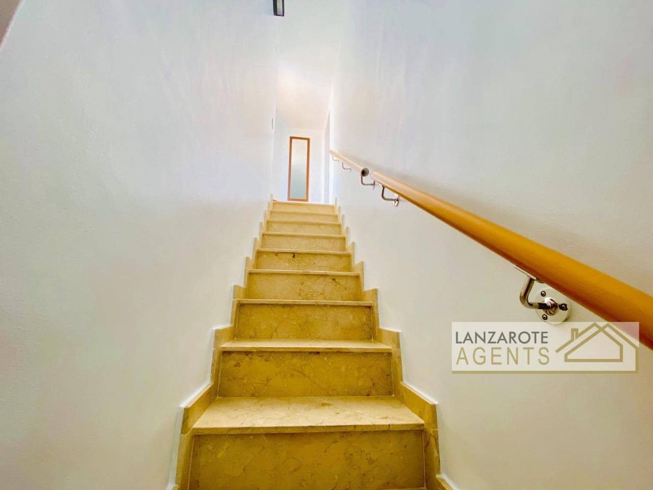 2 soverom Leilighet til salgs i Arrecife med garasje - € 295 000 (Ref: 9186023)