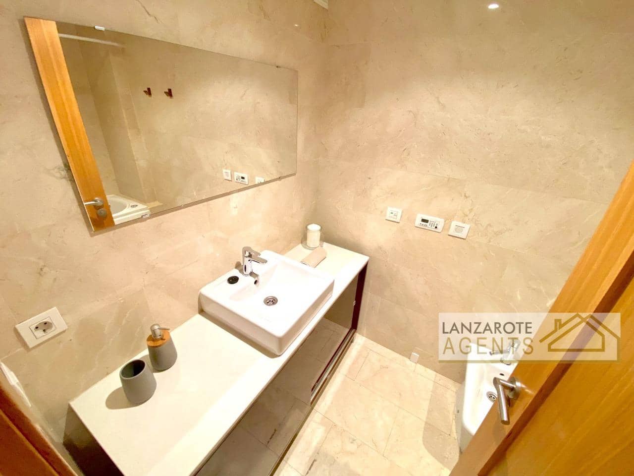 2 soverom Leilighet til salgs i Arrecife med garasje - € 295 000 (Ref: 9186023)