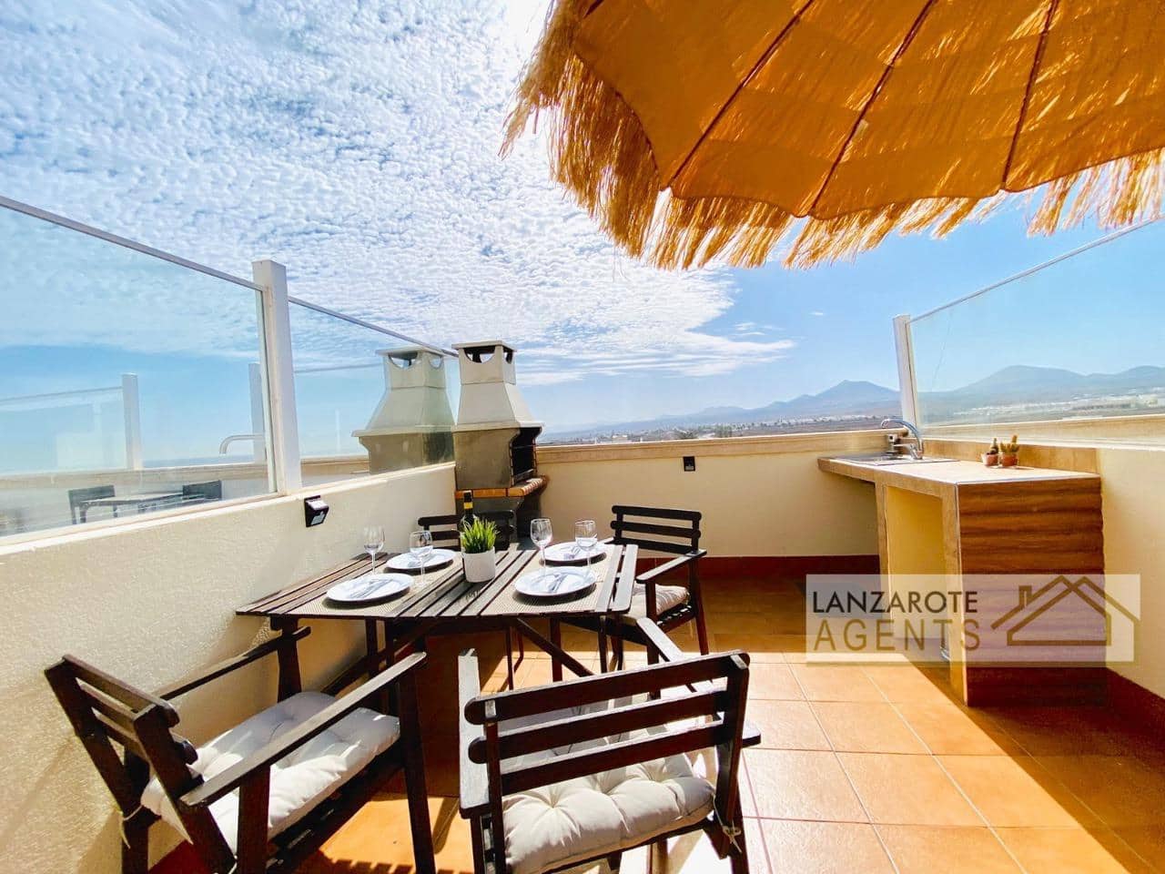 2 bedroom Apartment for sale in Arrecife with garage - € 295,000 (Ref: 9186023)