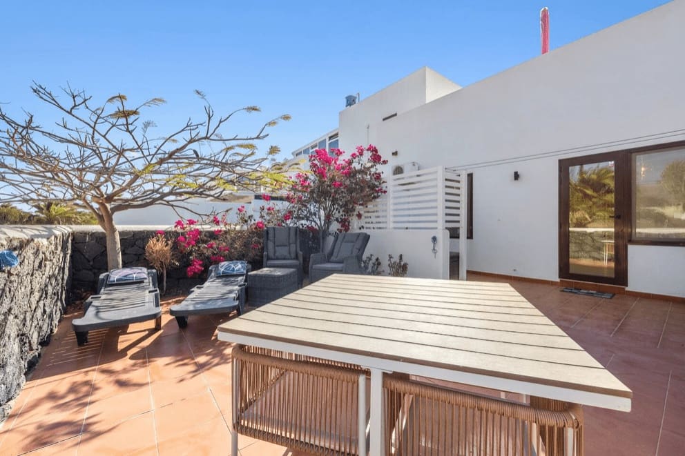 2 bedroom Villa for sale in Puerto Calero with pool - € 449,000 (Ref: 9255859)