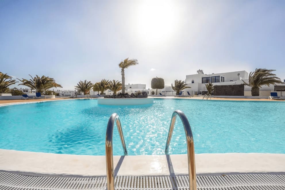 2 bedroom Villa for sale in Puerto Calero with pool - € 449,000 (Ref: 9255859)
