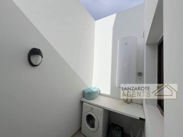 3 soveværelse Villa til salg i Puerto Calero, Yaiza med swimmingpool garage - € 380.000 (Ref: 9296345)