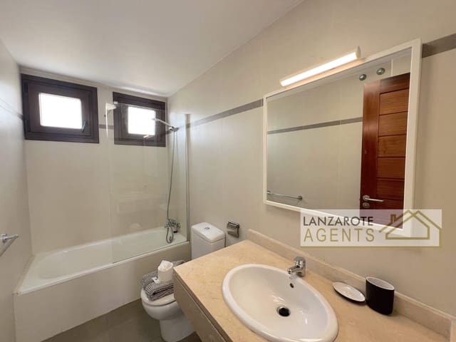 3 soveværelse Villa til salg i Puerto Calero, Yaiza med swimmingpool garage - € 380.000 (Ref: 9296345)