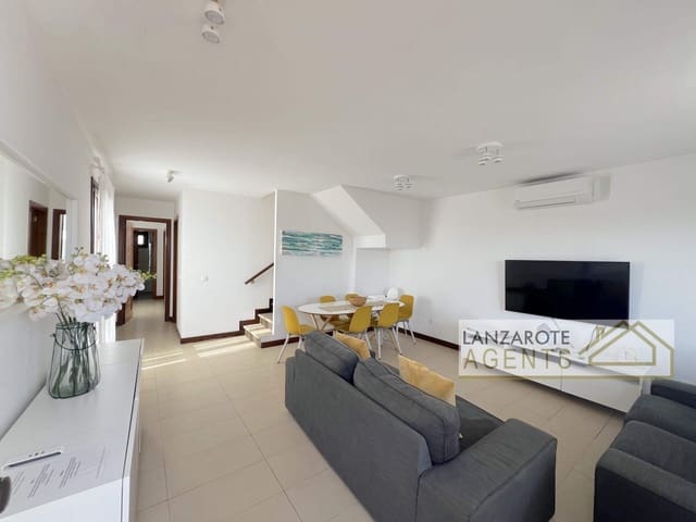 3 soveværelse Villa til salg i Puerto Calero, Yaiza med swimmingpool garage - € 380.000 (Ref: 9296345)