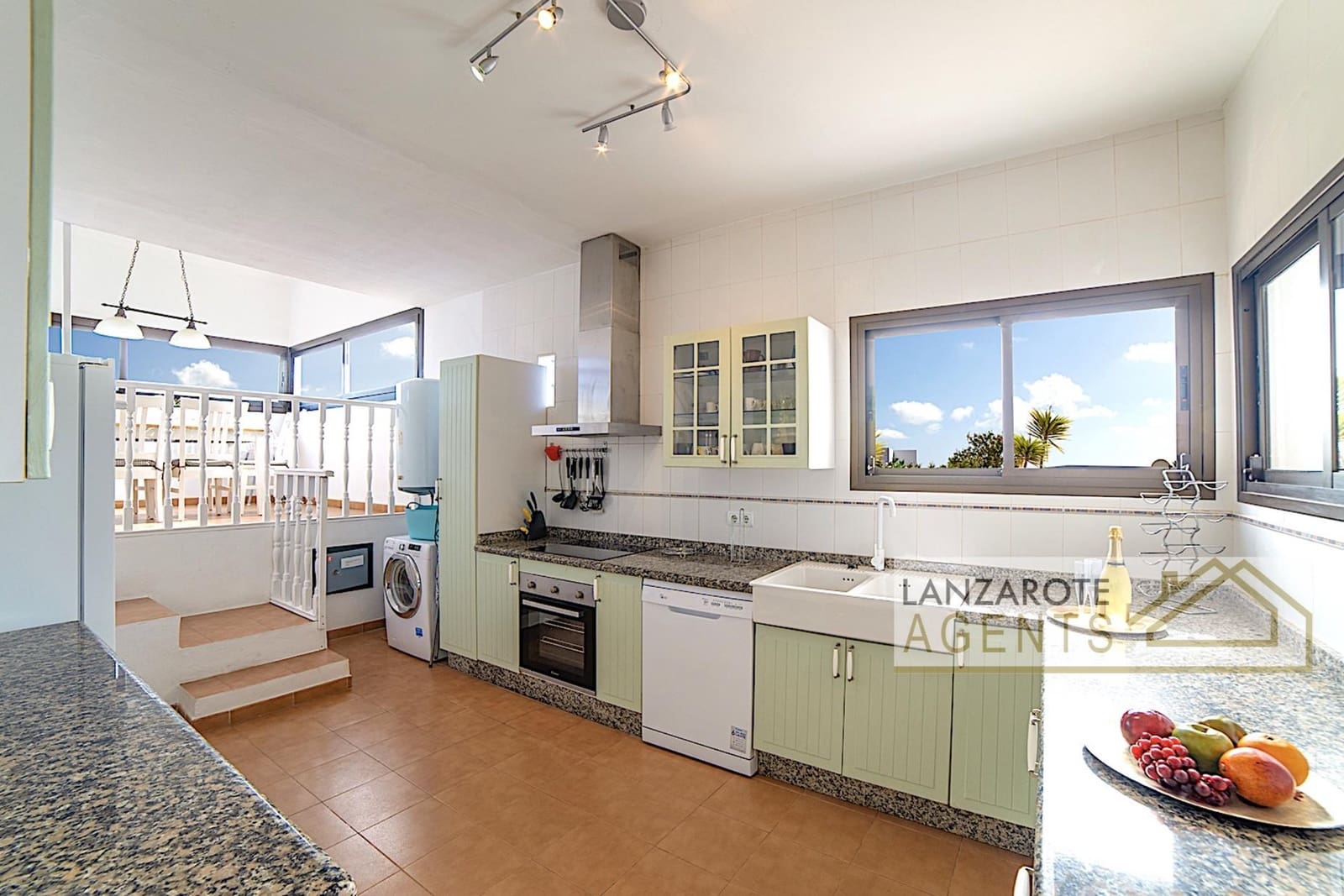 3 makuuhuone Huvila myytävänä paikassa Playa Blanca mukana uima-altaan - 499 000 € (Ref: 9298868)