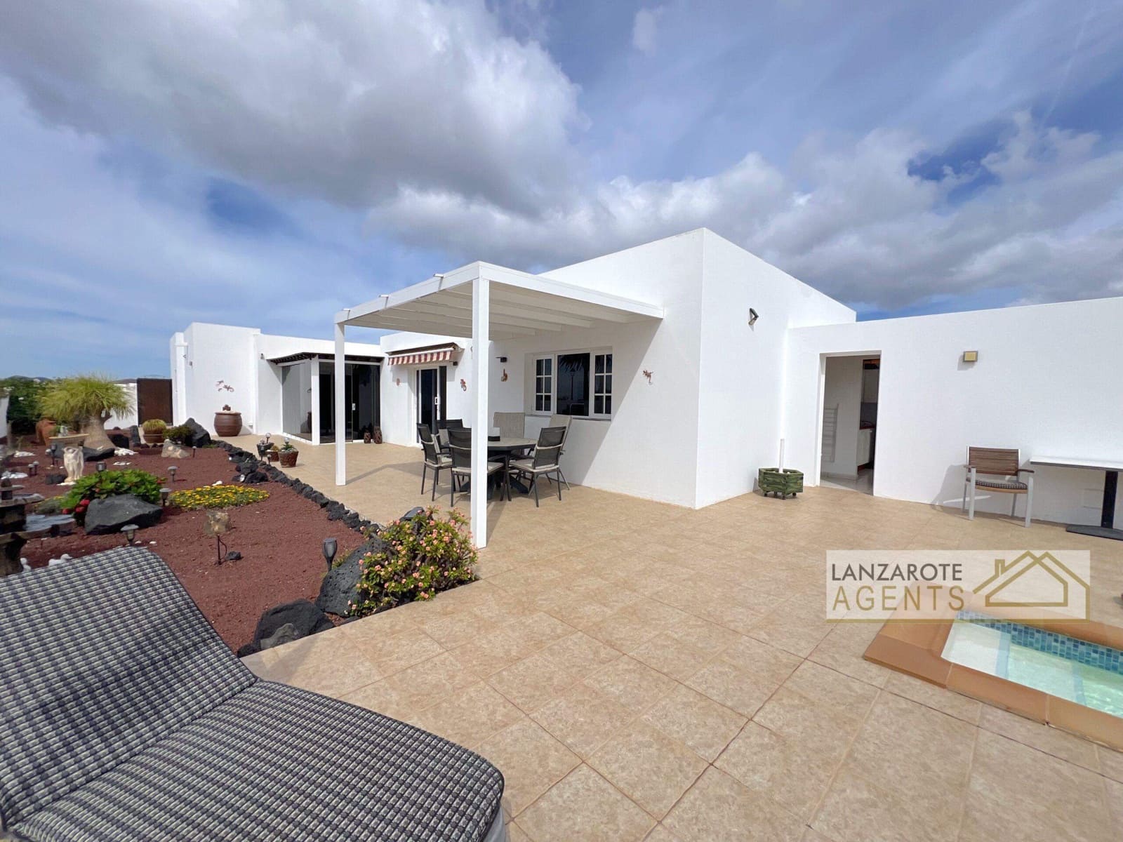 4 makuuhuone Huvila myytävänä paikassa Yaiza mukana uima-altaan - 565 000 € (Ref: 9322338)