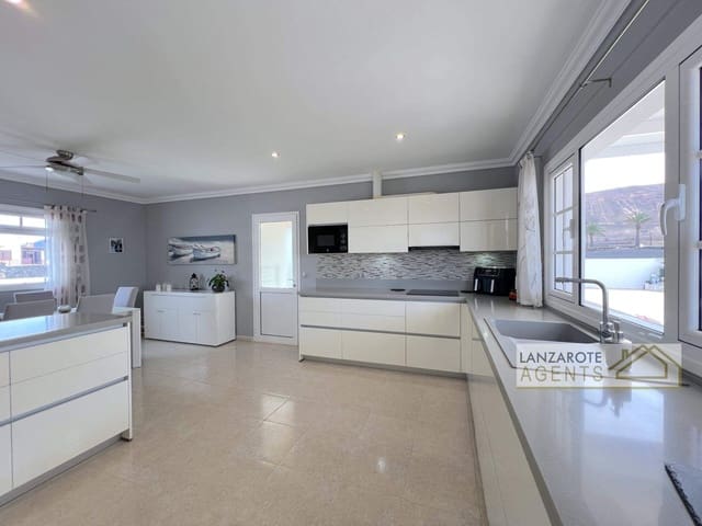 4 Zimmer Villa zu verkaufen in Yaiza mit Pool - 550.000 € (Ref: 9322338)