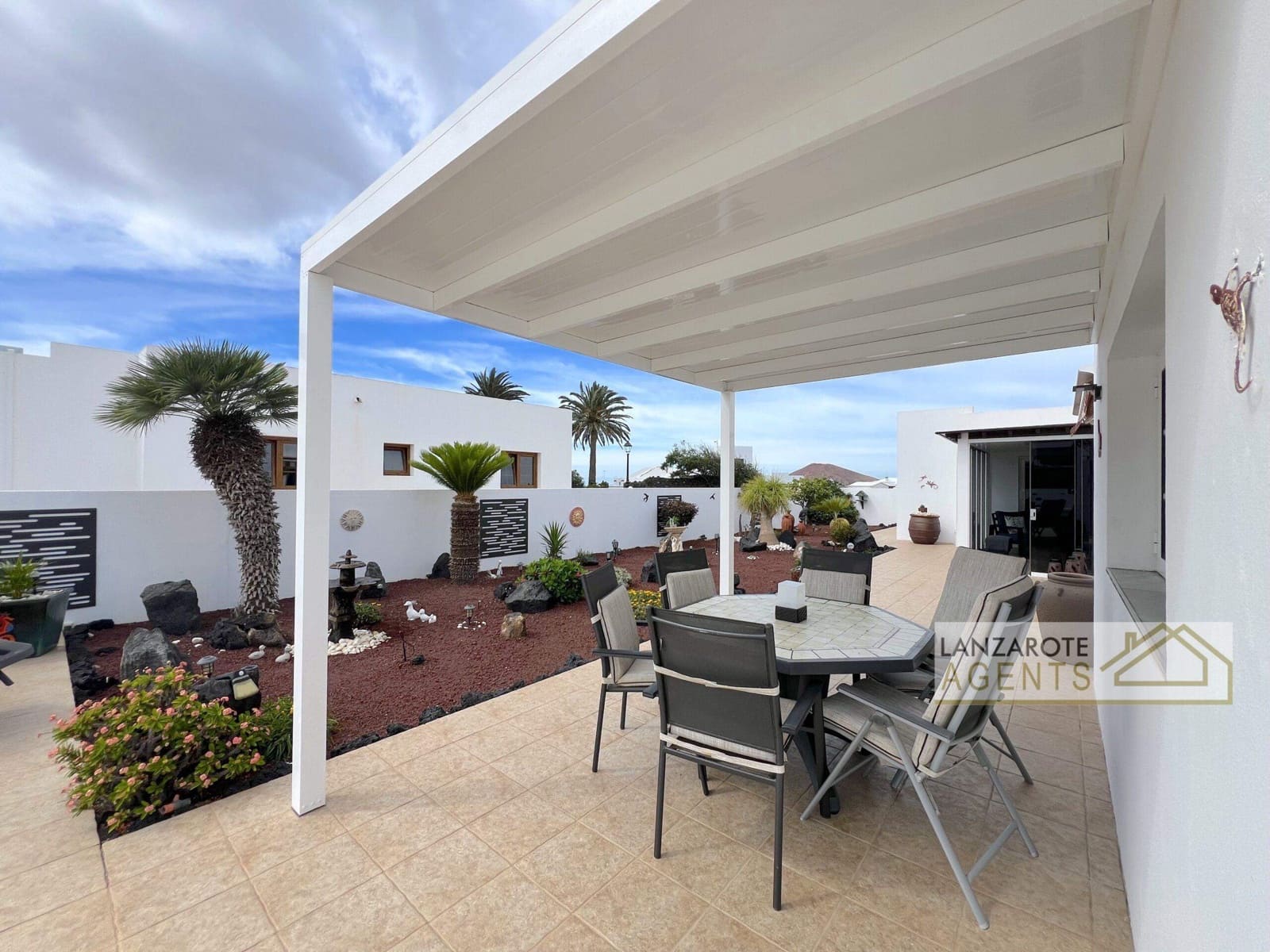 4 bedroom Villa for sale in Yaiza with pool - € 550,000 (Ref: 9322338)