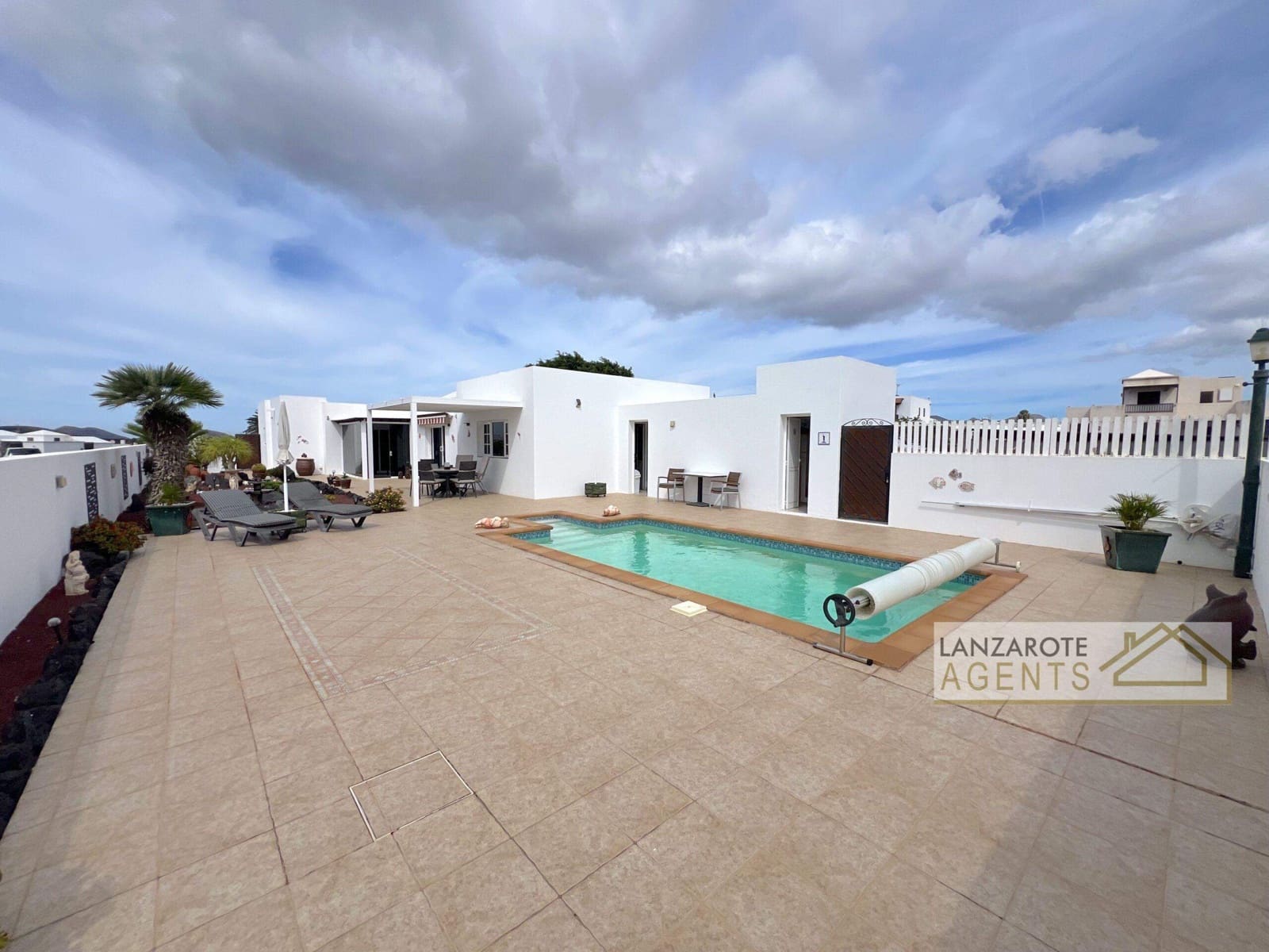 4 bedroom Villa for sale in Yaiza with pool - € 550,000 (Ref: 9322338)