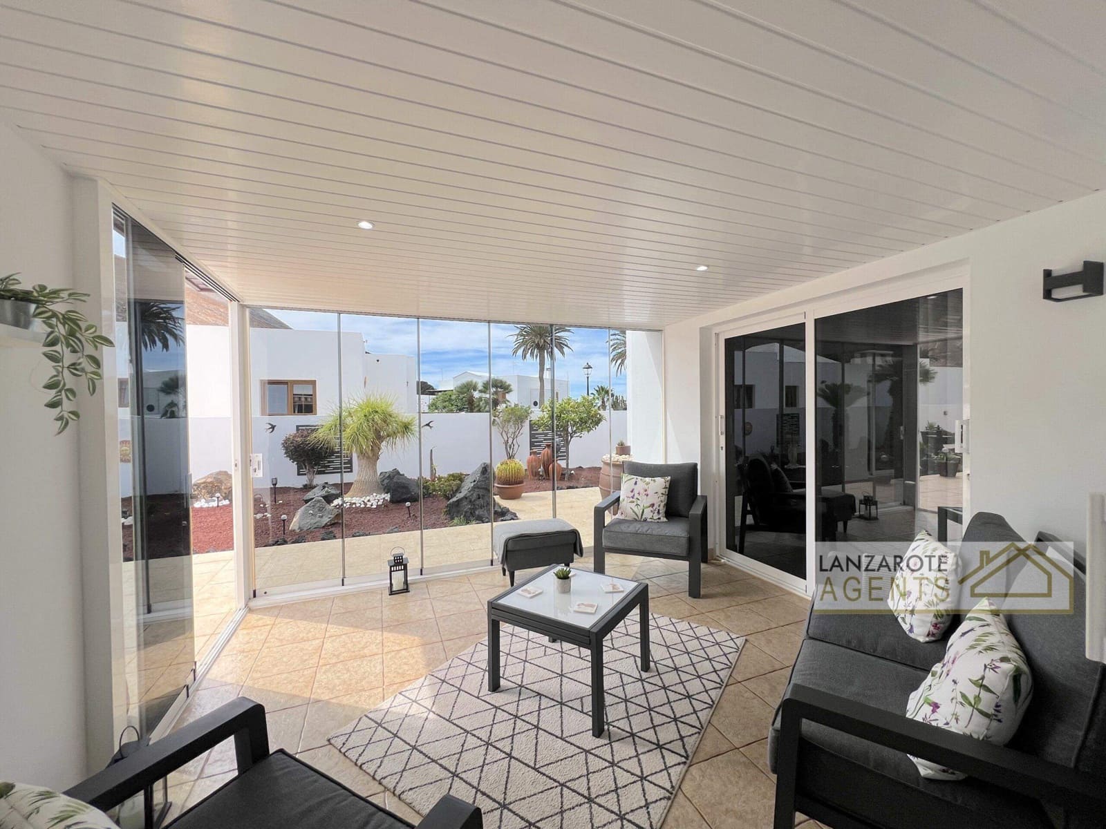 4 bedroom Villa for sale in Yaiza with pool - € 550,000 (Ref: 9322338)
