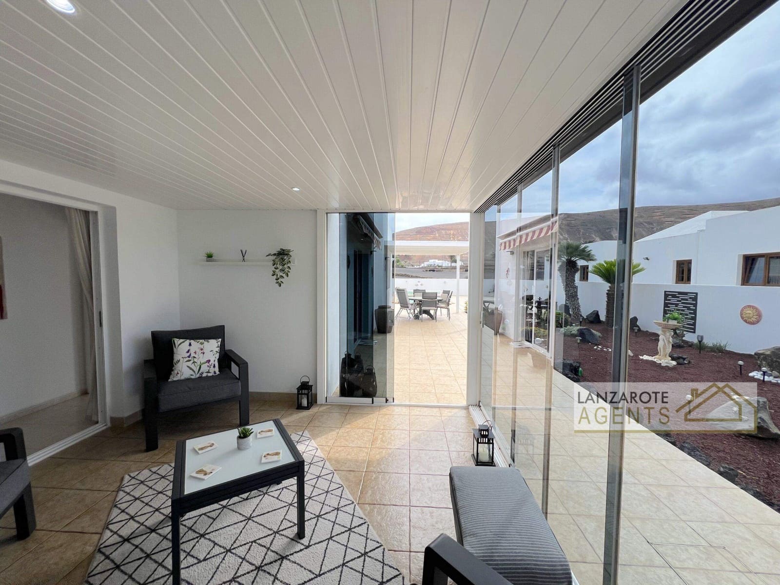 4 bedroom Villa for sale in Yaiza with pool - € 550,000 (Ref: 9322338)