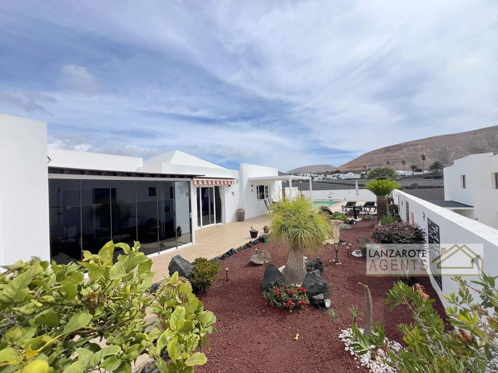 4 bedroom Villa for sale in Yaiza with pool - € 550,000 (Ref: 9322338)