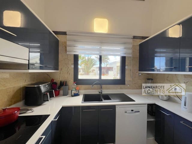 2 soveværelse Villa til salg i Playa Blanca, Yaiza med swimmingpool - € 380.000 (Ref: 9374068)