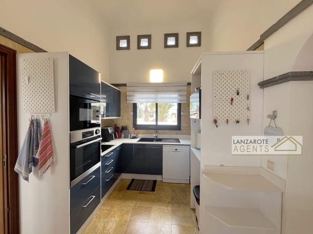 2 soveværelse Villa til salg i Playa Blanca, Yaiza med swimmingpool - € 380.000 (Ref: 9374068)