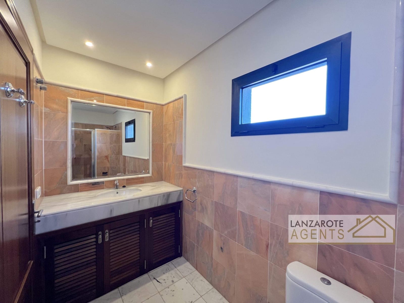 3 bedroom Villa for sale in Playa Blanca with pool - € 475,000 (Ref: 9470730)