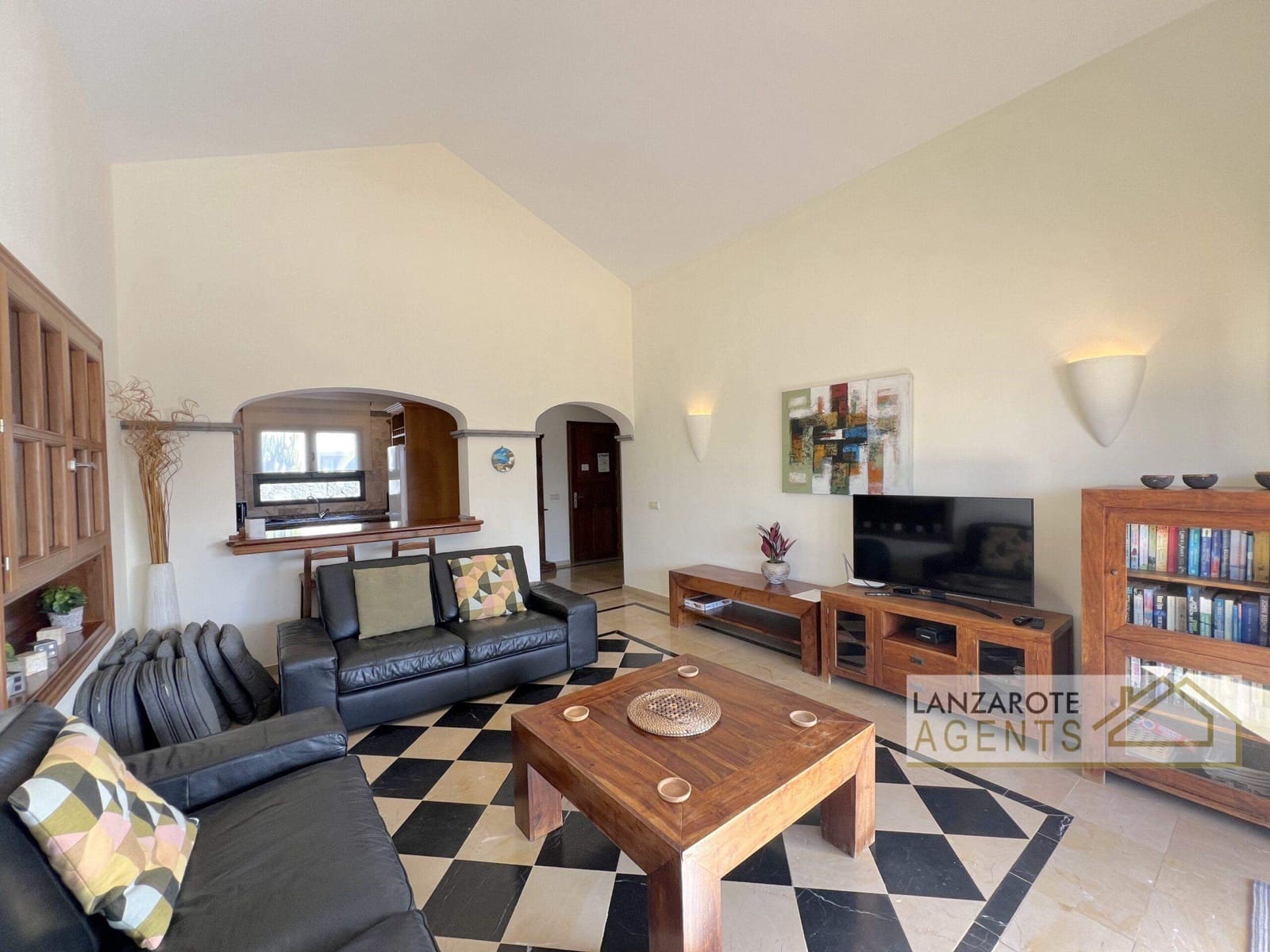 3 bedroom Villa for sale in Playa Blanca with pool - € 475,000 (Ref: 9470730)