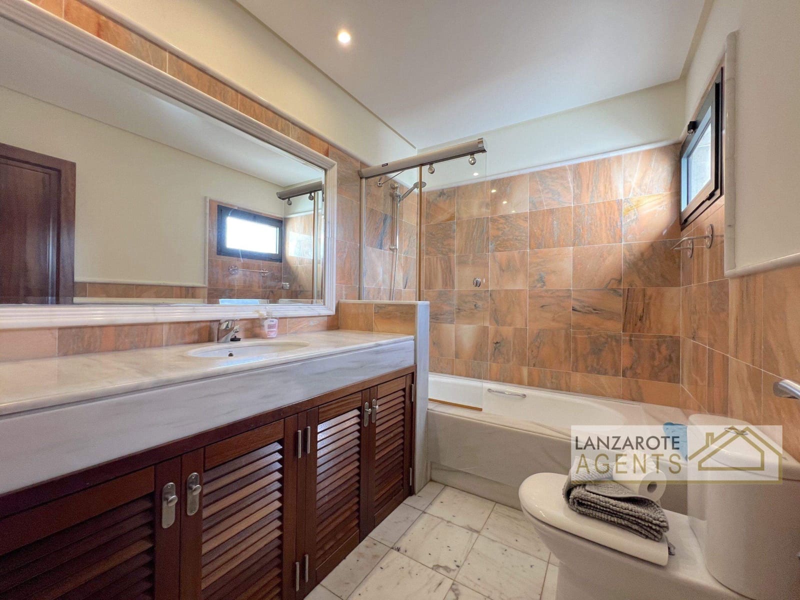 3 bedroom Villa for sale in Playa Blanca with pool - € 475,000 (Ref: 9470730)