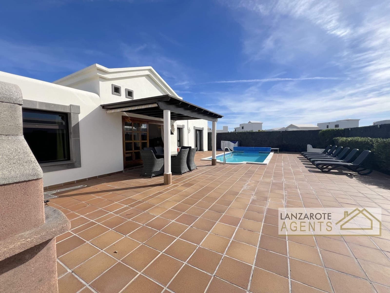 3 bedroom Villa for sale in Playa Blanca with pool - € 475,000 (Ref: 9470730)