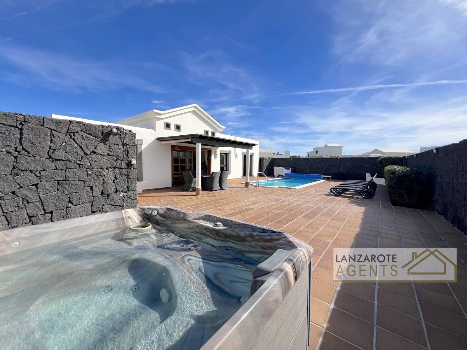 3 bedroom Villa for sale in Playa Blanca with pool - € 475,000 (Ref: 9470730)