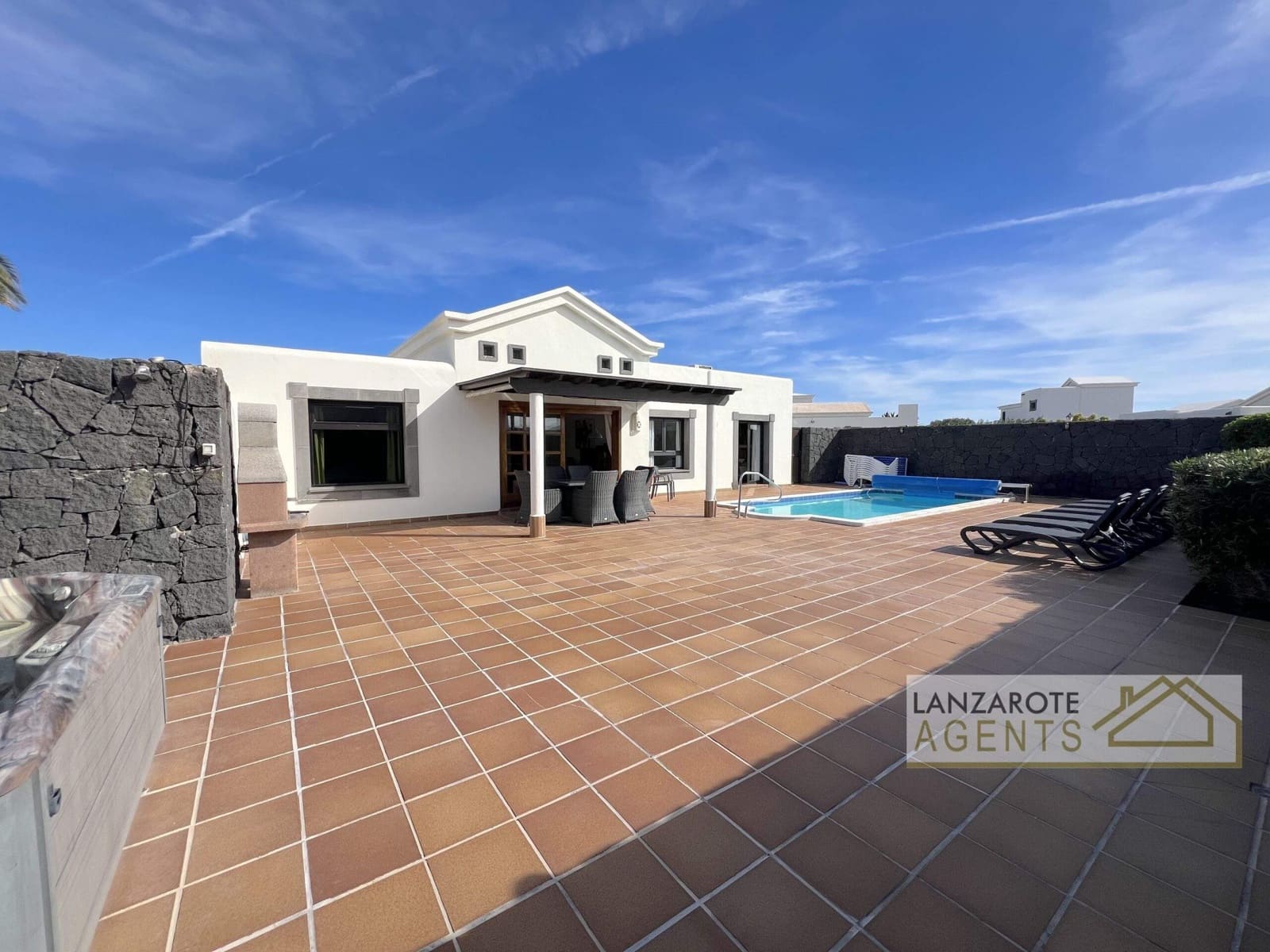 3 bedroom Villa for sale in Playa Blanca with pool - € 475,000 (Ref: 9470730)