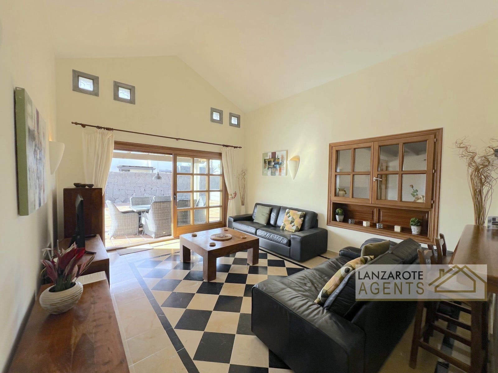 3 bedroom Villa for sale in Playa Blanca with pool - € 475,000 (Ref: 9470730)