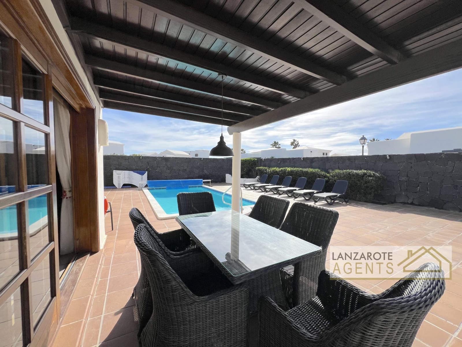 3 bedroom Villa for sale in Playa Blanca with pool - € 475,000 (Ref: 9470730)