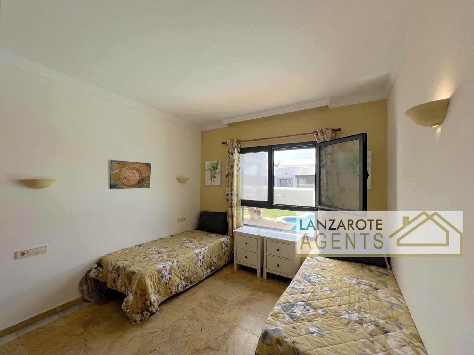 2 bedroom Villa for sale in Playa Blanca with pool - € 475,000 (Ref: 9511184)