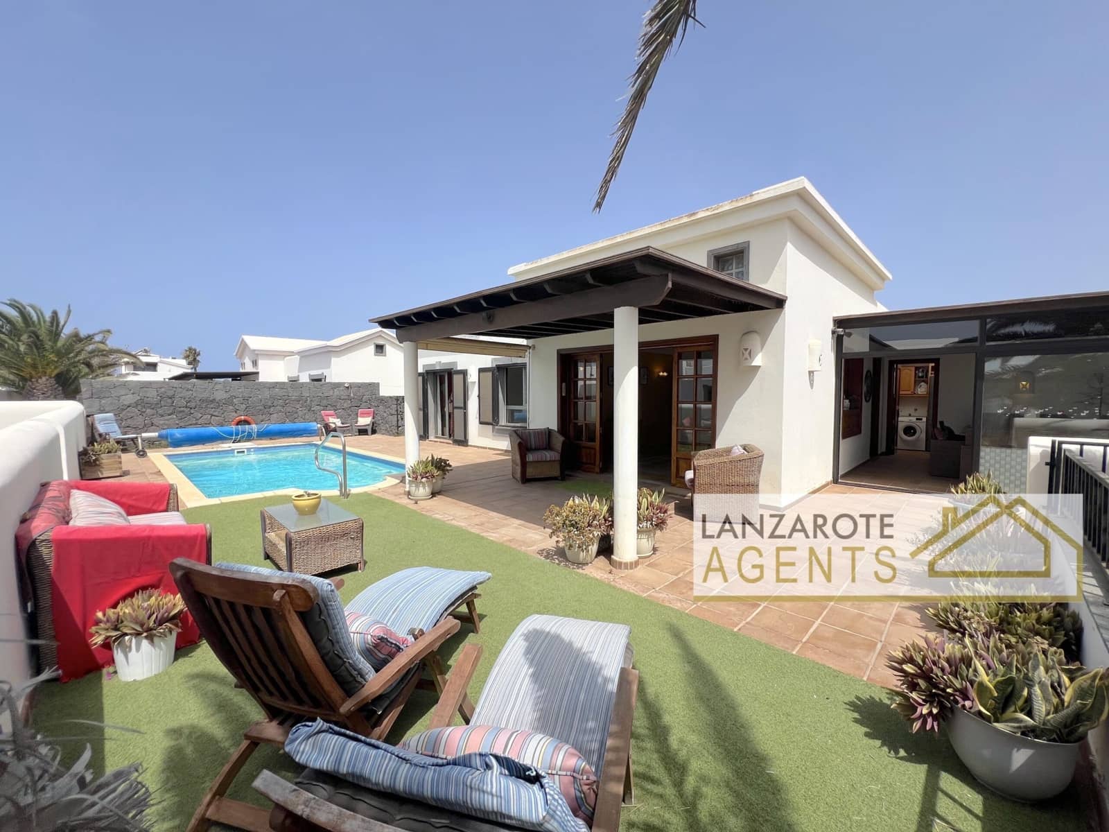 2 bedroom Villa for sale in Playa Blanca with pool - € 475,000 (Ref: 9511184)