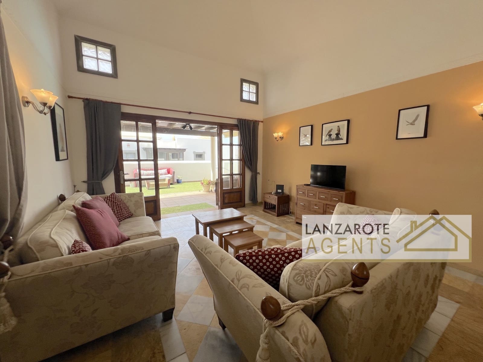 2 bedroom Villa for sale in Playa Blanca with pool - € 475,000 (Ref: 9511184)