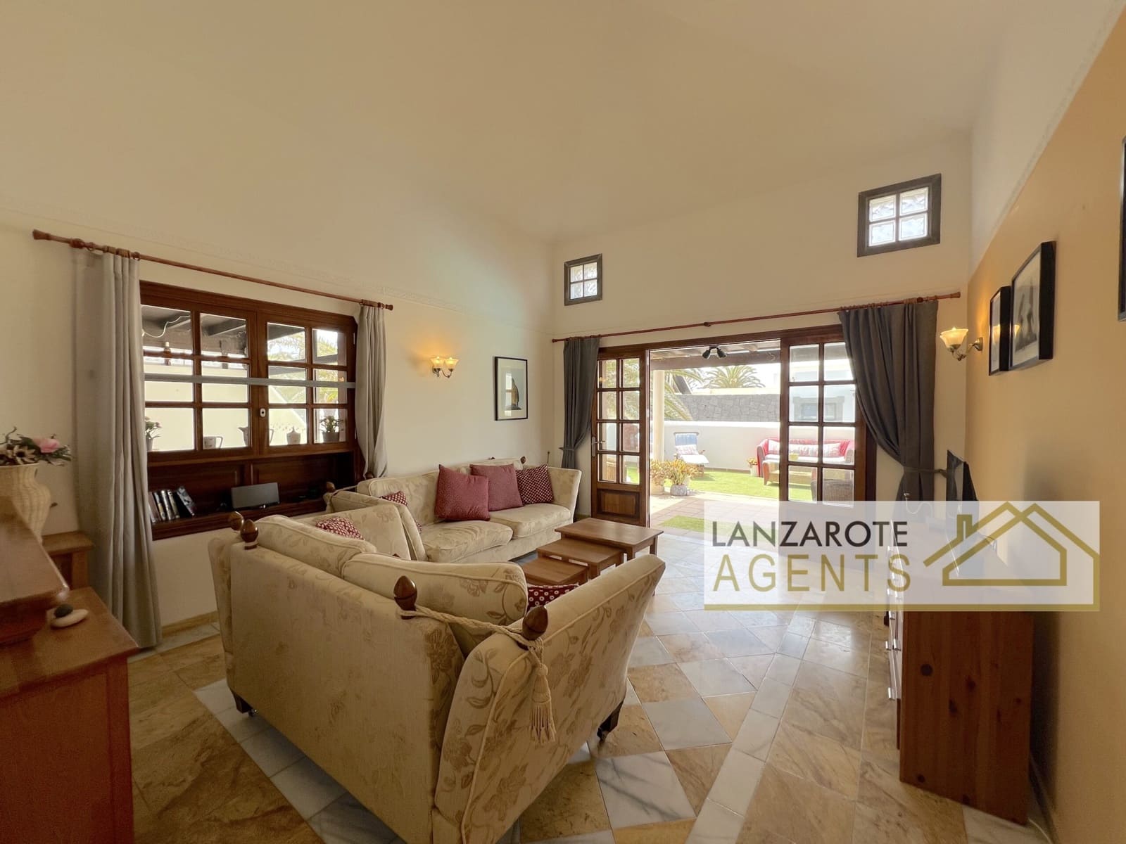 2 bedroom Villa for sale in Playa Blanca with pool - € 475,000 (Ref: 9511184)