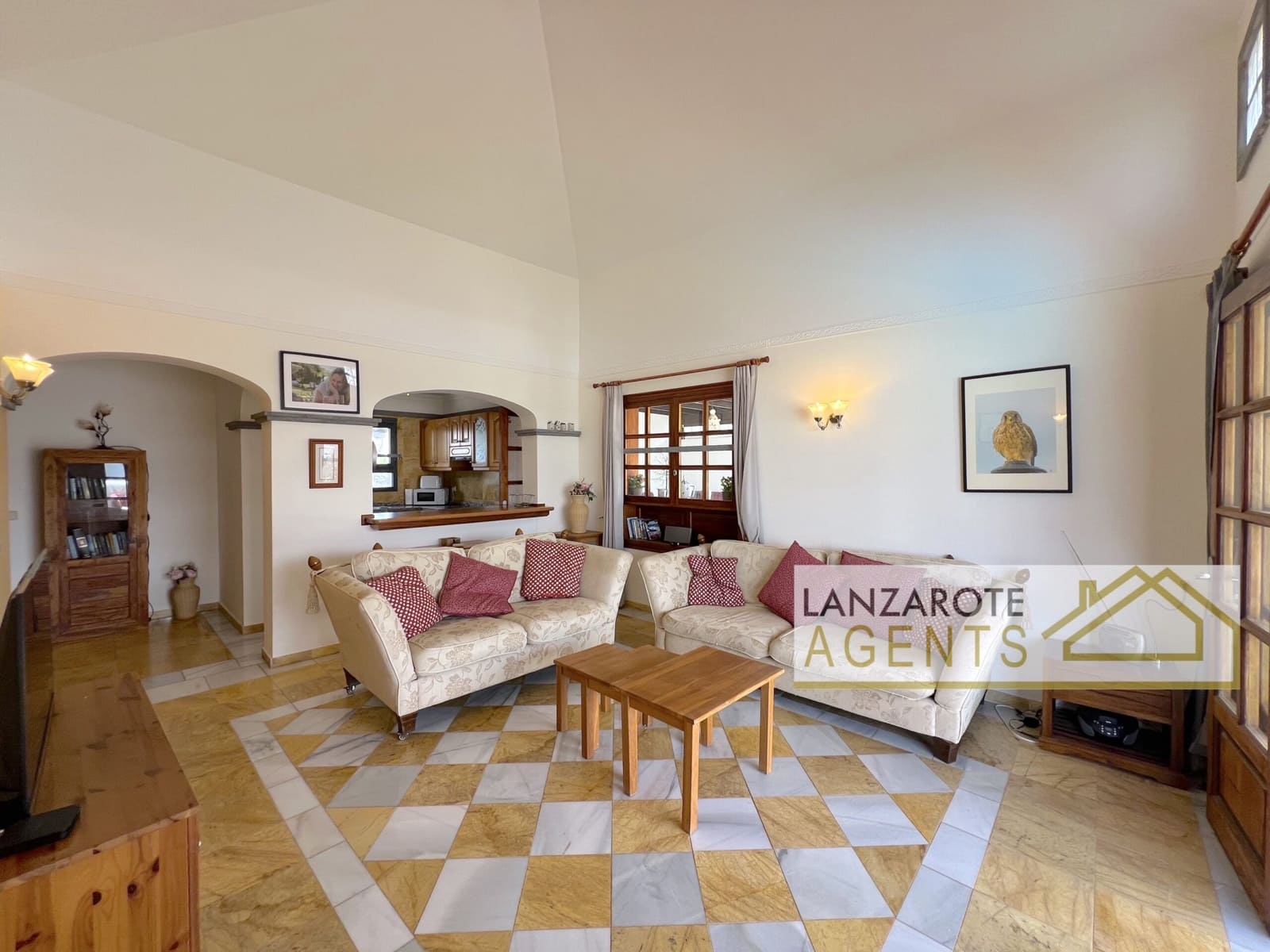 2 bedroom Villa for sale in Playa Blanca with pool - € 475,000 (Ref: 9511184)