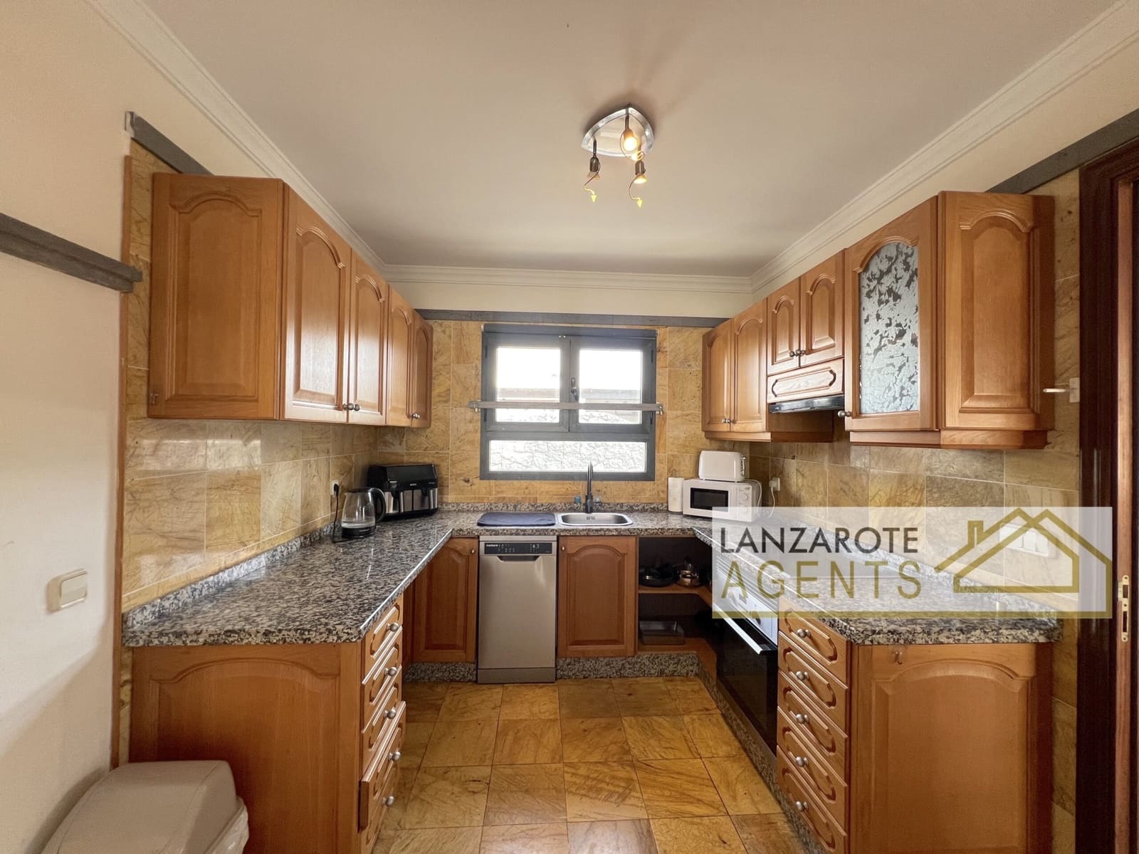2 bedroom Villa for sale in Playa Blanca with pool - € 475,000 (Ref: 9511184)