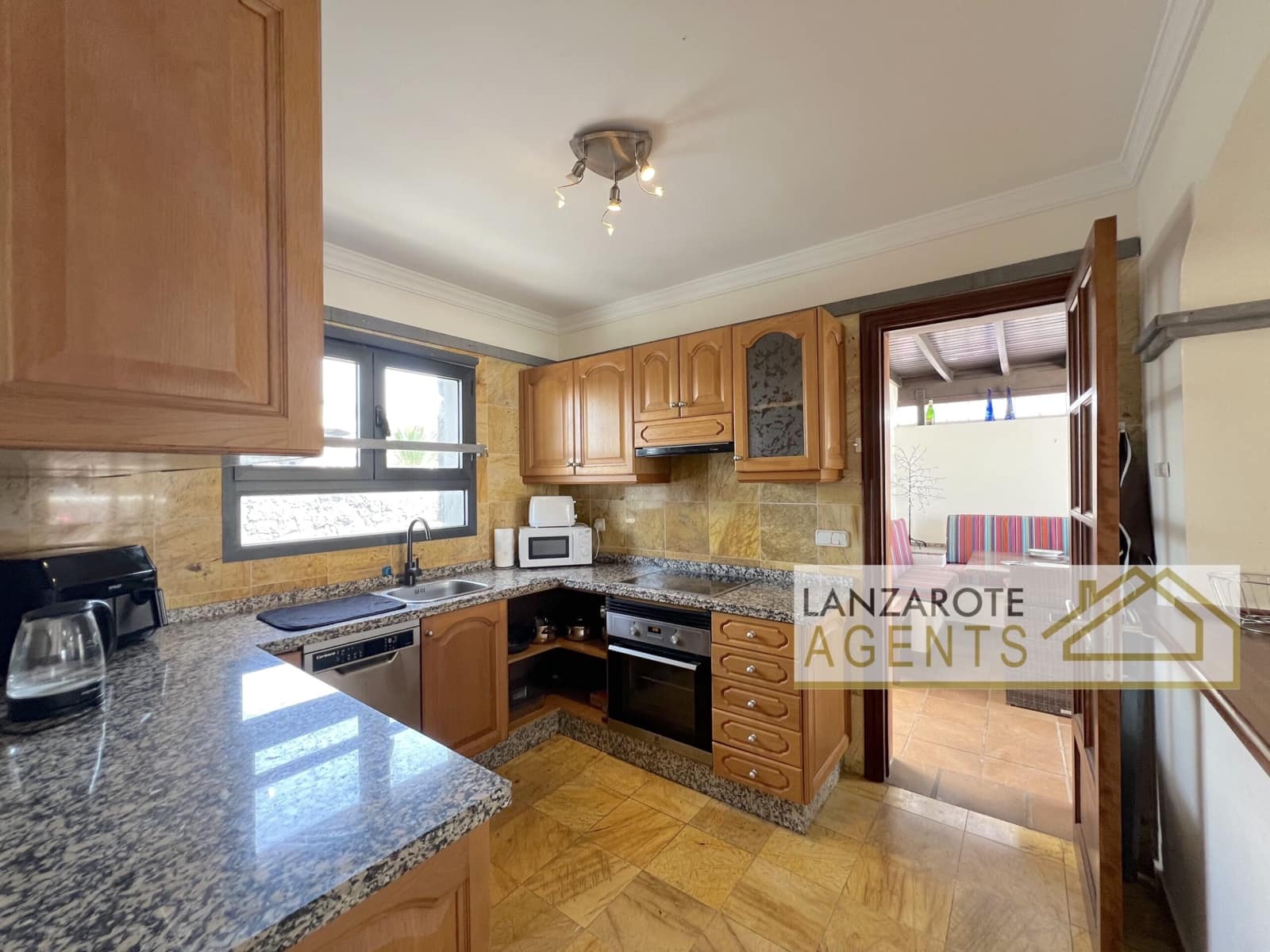 2 bedroom Villa for sale in Playa Blanca with pool - € 475,000 (Ref: 9511184)
