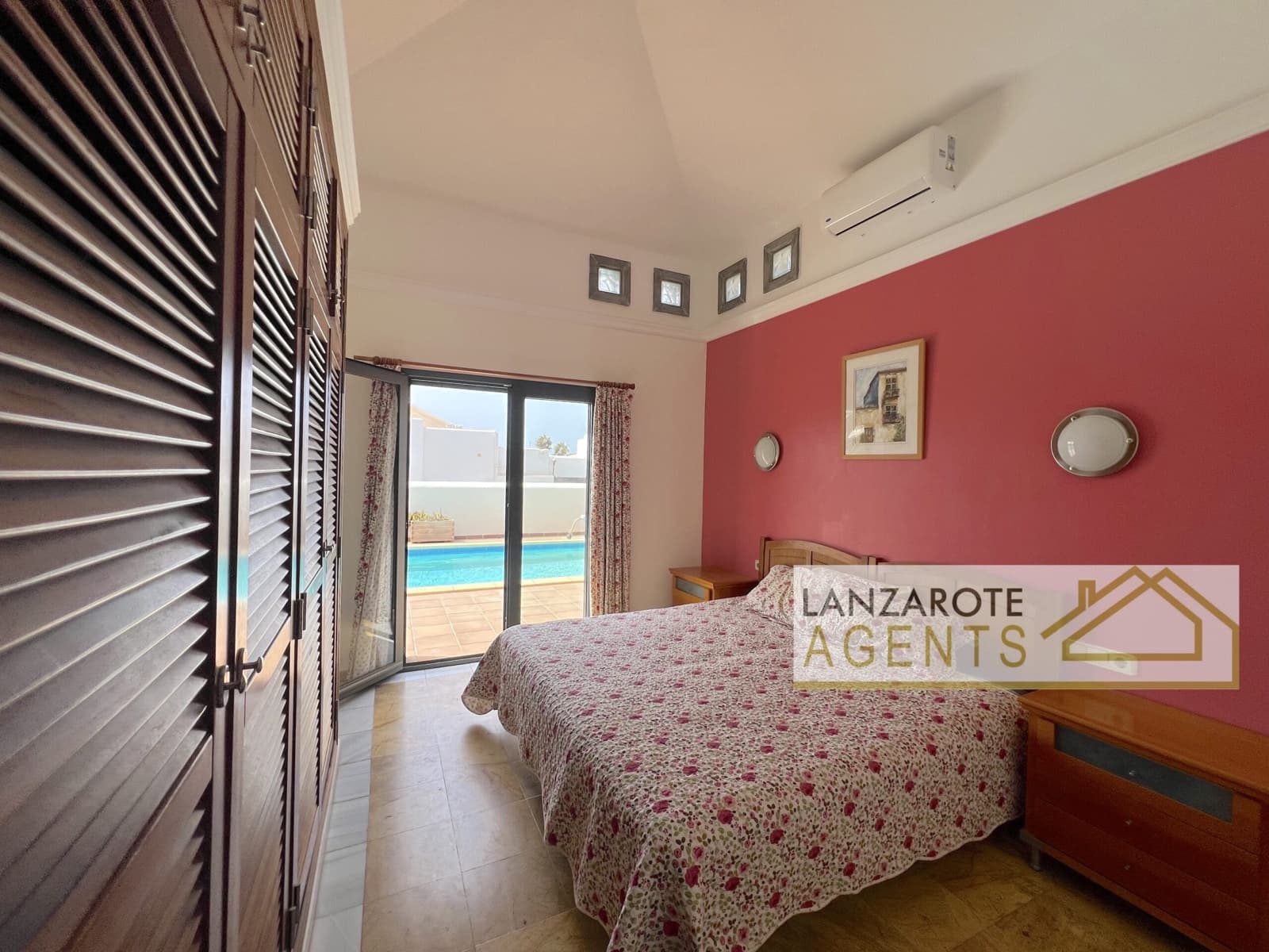 2 bedroom Villa for sale in Playa Blanca with pool - € 475,000 (Ref: 9511184)