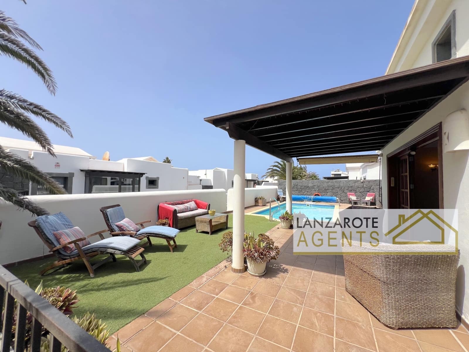 2 bedroom Villa for sale in Playa Blanca with pool - € 475,000 (Ref: 9511184)