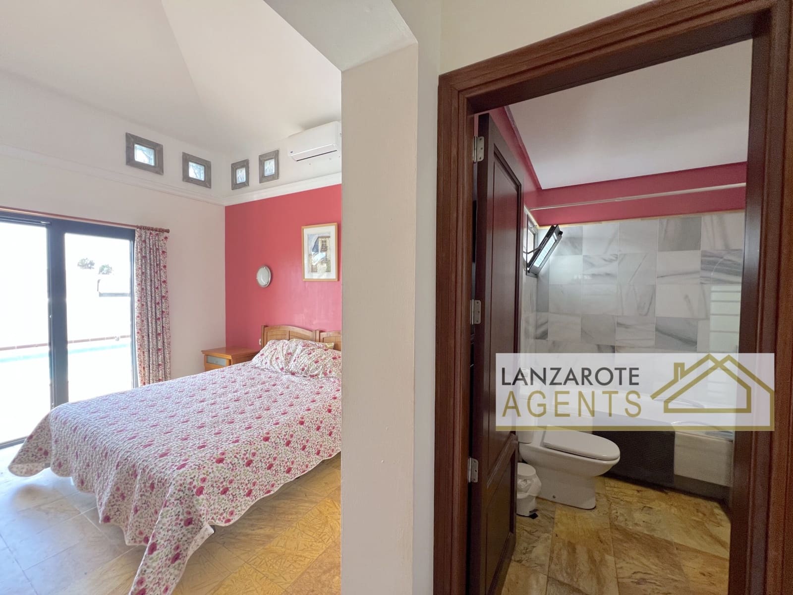 2 bedroom Villa for sale in Playa Blanca with pool - € 475,000 (Ref: 9511184)