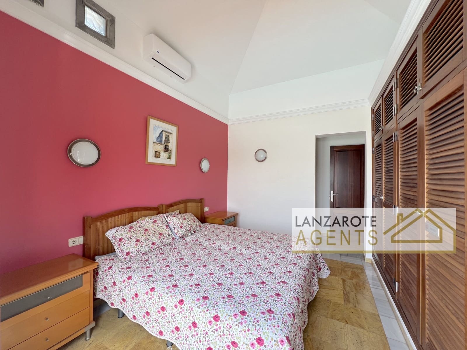 2 bedroom Villa for sale in Playa Blanca with pool - € 475,000 (Ref: 9511184)